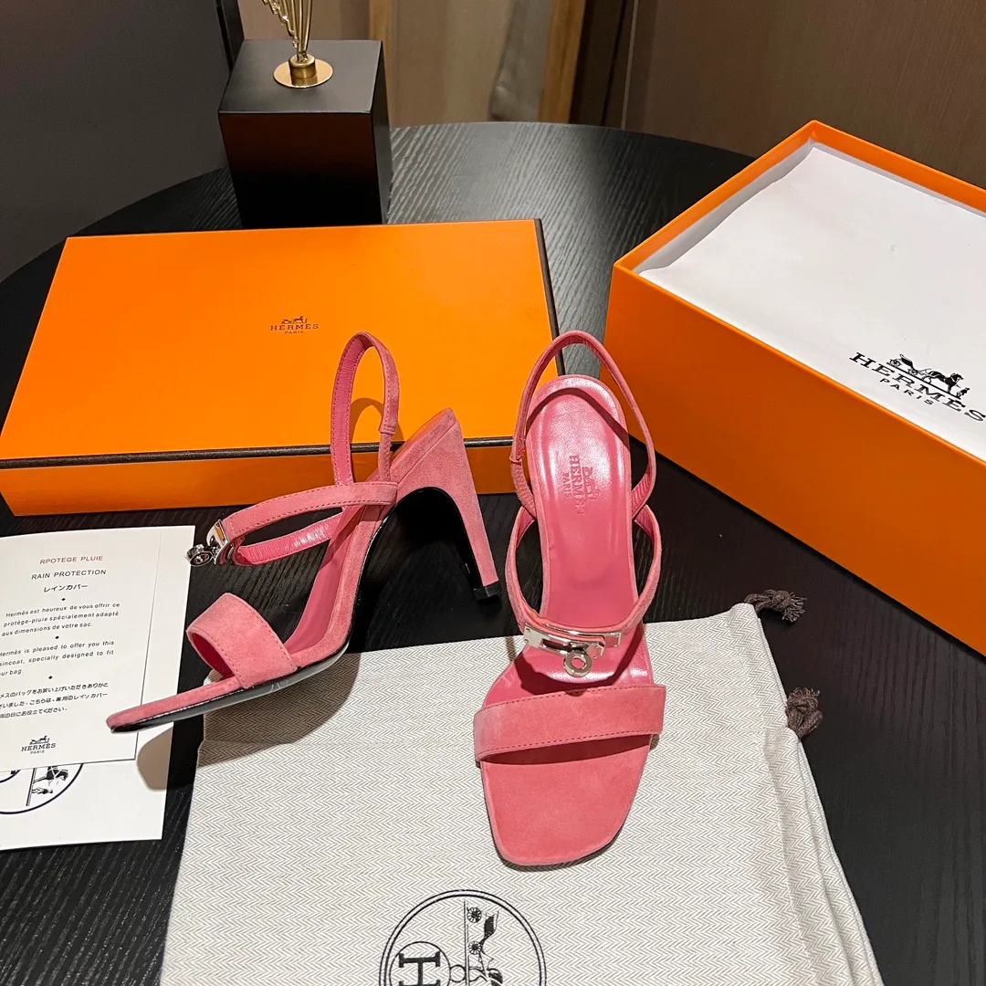 👟👟Ex-factory price 600👟👟 💋💋Continue the classics Hermes Classic H high-heeled sandals series————————Fashionable classic and versatile super comfortable It took half a year to disassemble the original version and develop it with craftsmanship and perfection in every detail Simple and smooth design to create a fashionable, classic and soft look 🥰🥰 Material: Original custom-made sheep suede, sheepskin lining for feet, Italian genuine leather outsole ▪️Heel height: 9cm ▪️SIZE: 34-42 (34.41 42 customized, non-returnable and non-exchangeable)